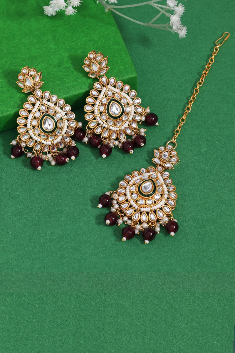 Kundan Earrings With Maang Tikka In Maroon